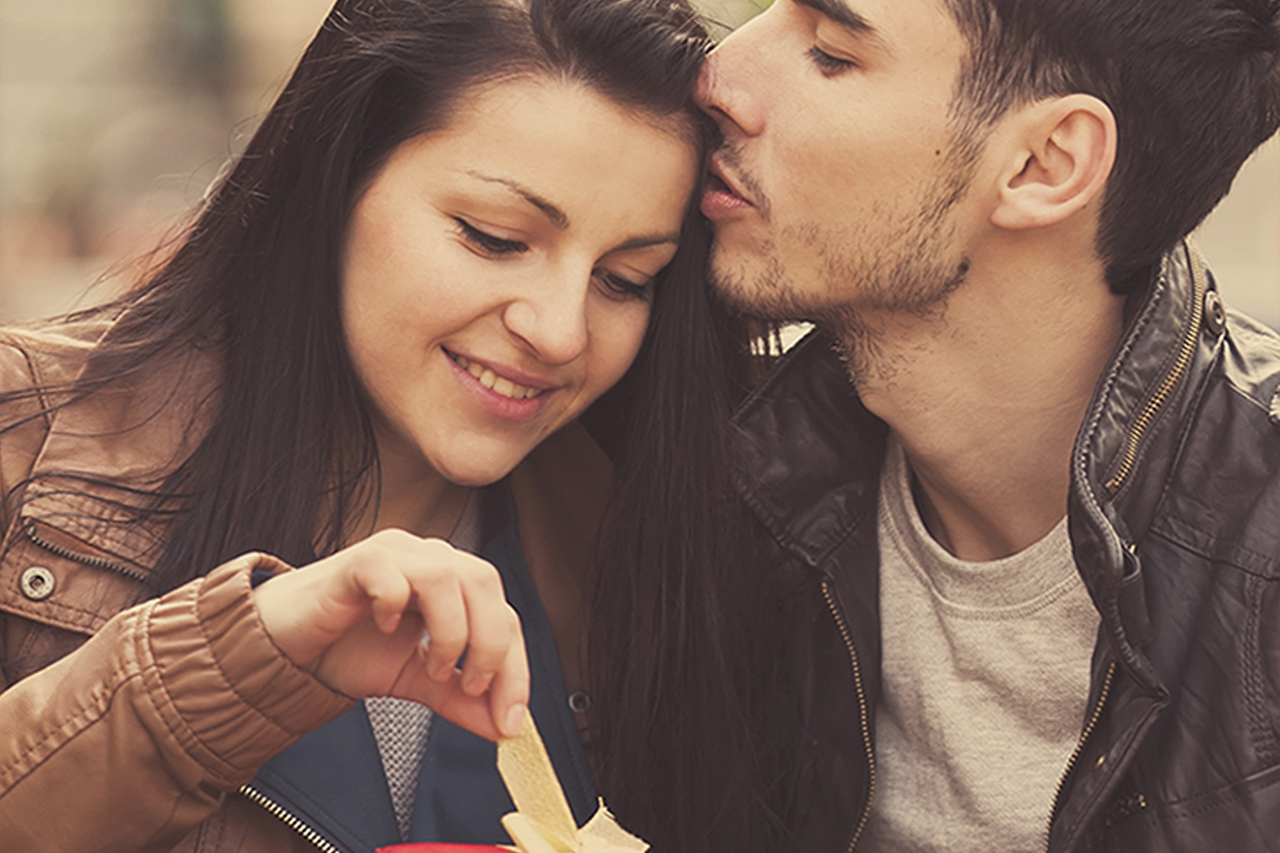 The couple unpacking the gift  Mywish Wishlist App Social Platform